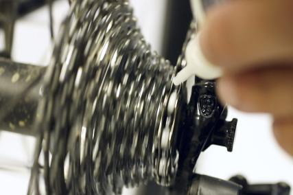 Lubricating a bicycle chain with DryFluid Bike