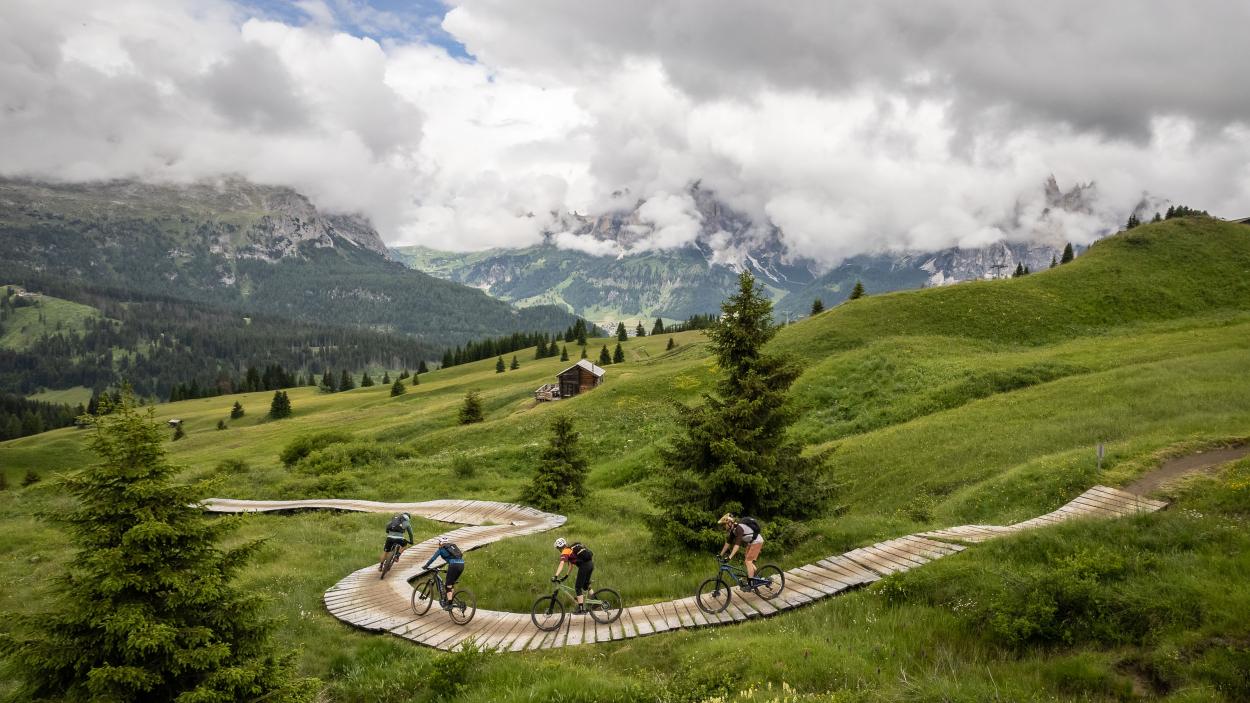 Sellaronda in več - Gorsko kolesarjenje v Južnotirolski dolini Val Gardena