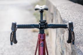 Obviously: A classic racing bike handlebar is mounted on the Granfondo.