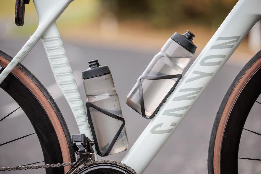 The supplied, super-light carbon bottle cages work excellently - however, only with the special Canyon bottles. All other brands find no hold in them and rattle.