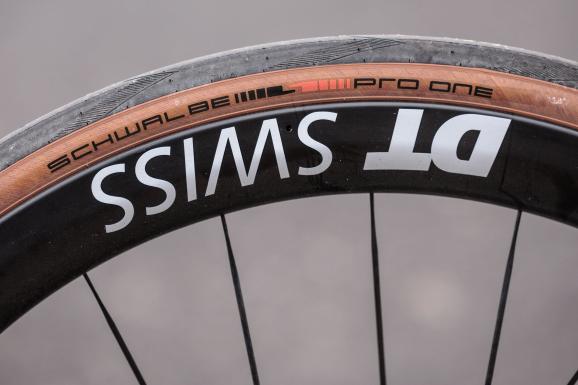 A great team: Rims with 22 mm internal width and 30/32 mm wide tires. Tuning tip, if wider tires are mounted: Switch to tubeless.