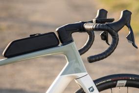 Stably mounted frame pouch on the top tube