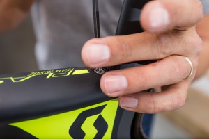 Tighten the integrated seatpost clamp with a minimum of 8 Nm and check the function after a short test run.