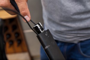 If you are unable to smoothly insert the seatpost into the seat tube, it is sometimes necessary to sand down the battery bracket with fine emery paper.