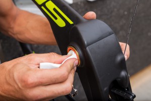 Recommendation for our special Rotor 4130 bottom bracket solution: to avoid rattling and chafing of wires against the axle, Lars inserts a small piece of foam into the down tube. In case of Shimano's and SRAM's press-fit bottom brackets this is not necessary, because they feature a one-piece protective sleeve.