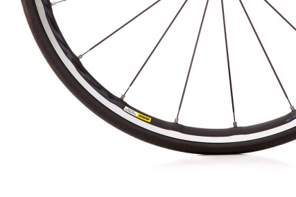 ... nicely topped off with Mavic Ksrium Elite wheels, weighing only 1.550 g. 