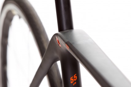 The integrated seat post clamp is not only nice to look at, the seat post is pulled out a bit further, thus able to flex more which helps with dampening the road vibrations.