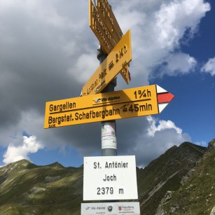 2.379 m de altitud indica el cartel.